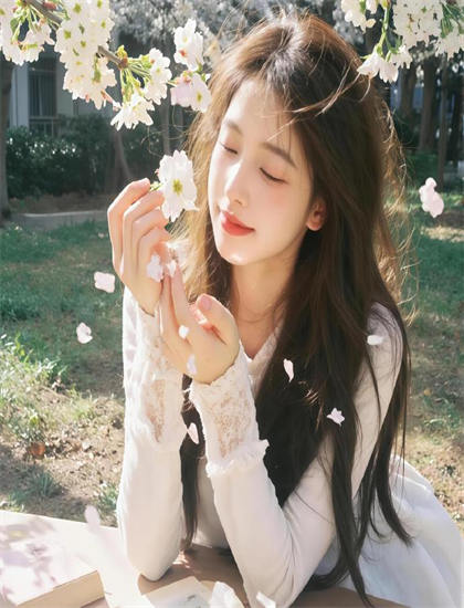 信长老师的年幼妻子美学价值分析感人至深的：艺术美感与审美特征探讨